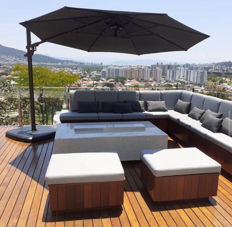 Projeto de interiores e área externa de residência no bairro Itacorubi, em Florianópolis SC, desenvolvido por arquiteta com ambientes integrados, funcionais e sofisticados.
